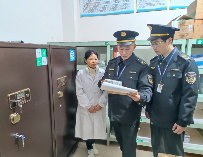 圖為12月20日，該局執(zhí)法人員在一家醫(yī)療機構檢查精神藥品購銷情況。（通訊員鄢國卿 攝）