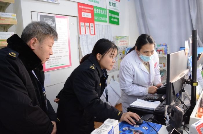 圖為該局執(zhí)法人員在一家藥店檢查藥品追溯掃碼使用情況。（通訊員韓吳琦 攝）