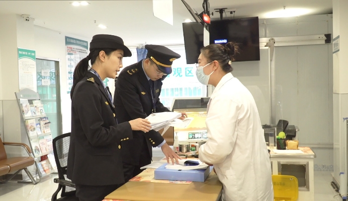 圖為該局執(zhí)法人員檢查安禾綜合門診部疫苗采購、運(yùn)輸和儲存記錄單。