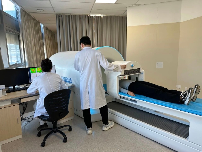 圖為醫(yī)院工作人員正準備為前來體檢的健康人群開展心磁檢測。（齊桂榕 攝）