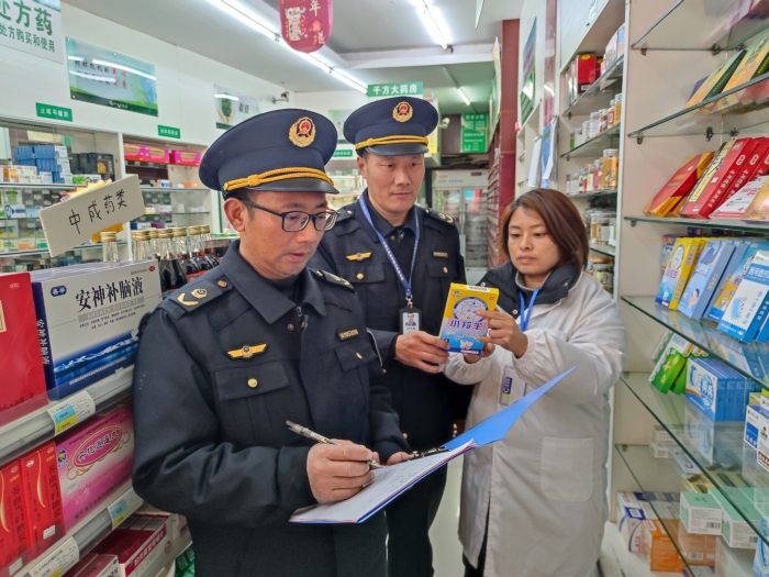 圖為近日，該局執(zhí)法人員在一家零售藥店檢查退熱貼標(biāo)簽標(biāo)識。（鄢國卿 攝）