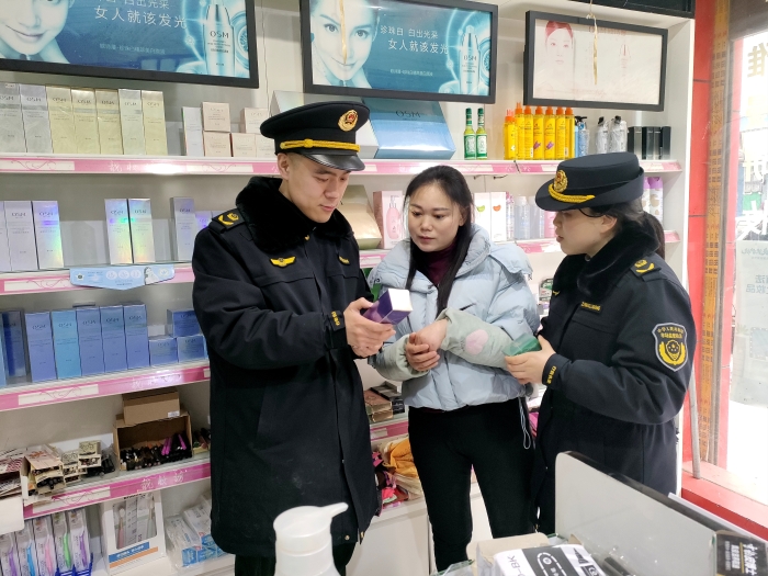 圖為2月18日，該局執(zhí)法人員在一家專賣店檢查化妝品銷售情況。
