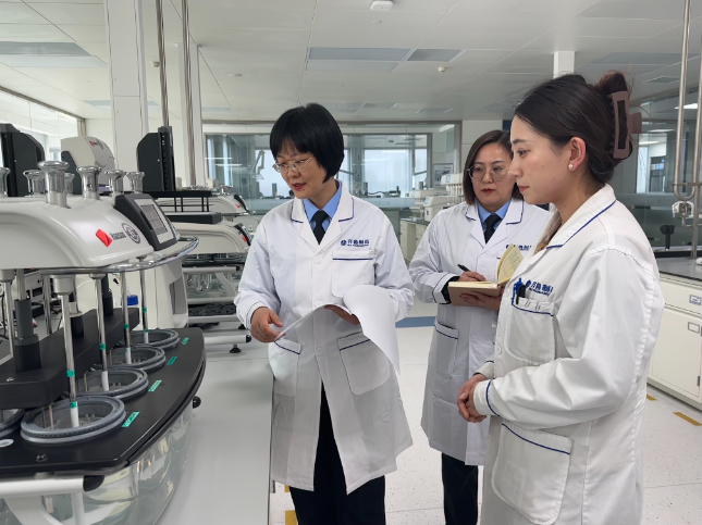 圖為監(jiān)管人員在企業(yè)QC實驗室詢問溶出儀的操作規(guī)程、儀器校準、性能確認等情況。