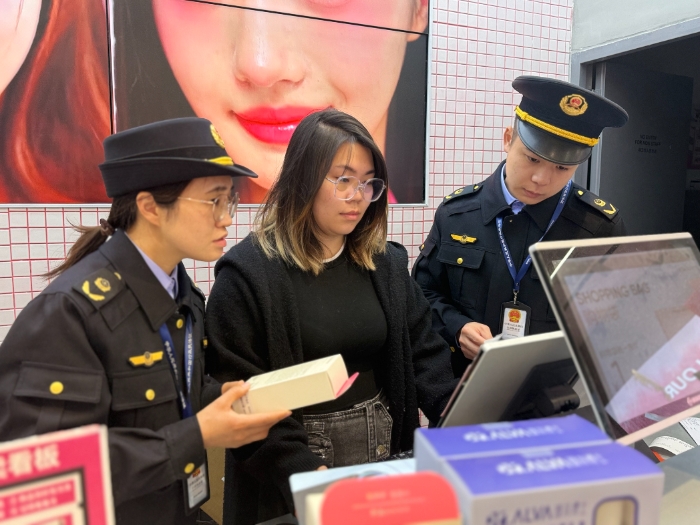 圖為該局執(zhí)法人員在一家化妝品賣場(chǎng)檢查。（孫俊輝 孫建新攝）