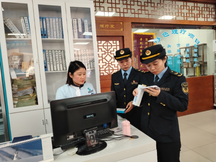 圖為2月26日，該局執(zhí)法人員在一家藥店檢查藥品網(wǎng)絡銷售情況。（通訊員韓吳琦 攝）