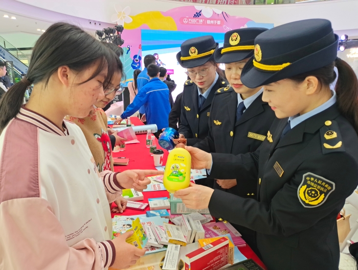 江西于都：學雷鋒紀念日開展“藥品化妝品安全”宣傳活動 (2)