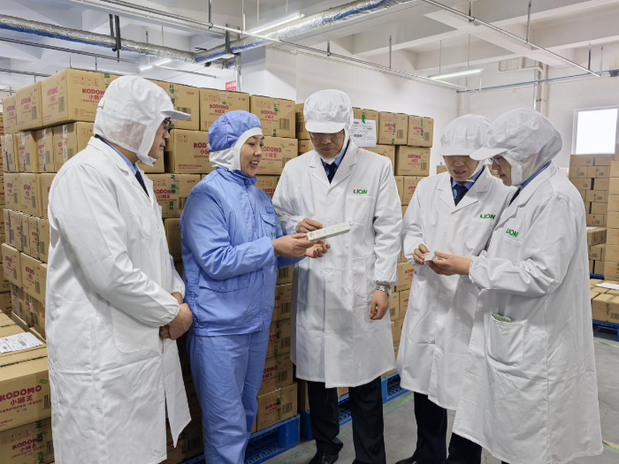 圖為檢查人員在庫房查看產(chǎn)品出入庫情況。（姜彥君 攝）