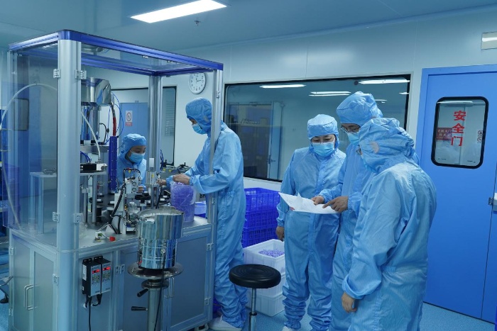 圖為檢查人員在生產(chǎn)車間查看產(chǎn)品生產(chǎn)記錄。（姜彥君 攝）