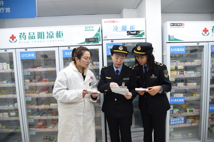 圖為4月3日，該局執(zhí)法人員在一家藥店核對(duì)藥品的購(gòu)進(jìn)渠道信息。（通訊員 韓吳琦攝）