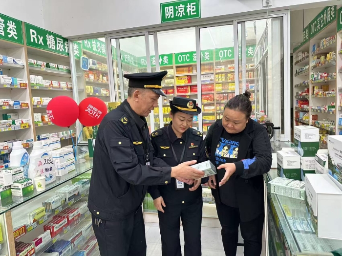 圖為4月7日，該局執(zhí)法人員在新妙鎮(zhèn)一家藥店檢查藥品質(zhì)量。（通訊員 文光輝 攝）