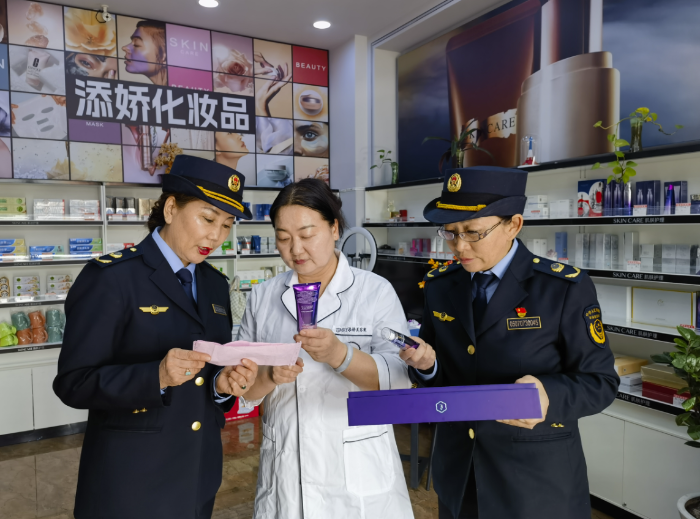 圖為4月3日，執(zhí)法人員在一家化妝品店檢查索票索證及臺賬記錄。（蘇日嘎拉圖 攝）