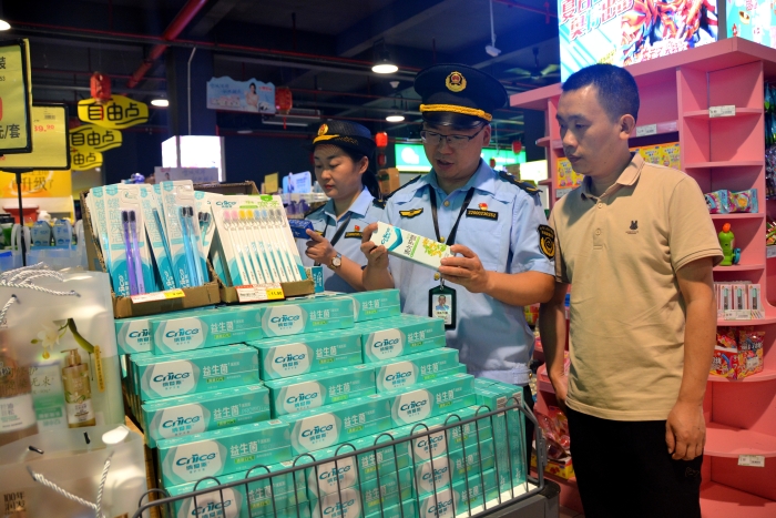 圖為6月16日，該局執(zhí)法人員在一家超市對牙膏的保質(zhì)期、是否明示或者暗示其具有醫(yī)療作用進行檢查。（通訊員 文光輝攝）