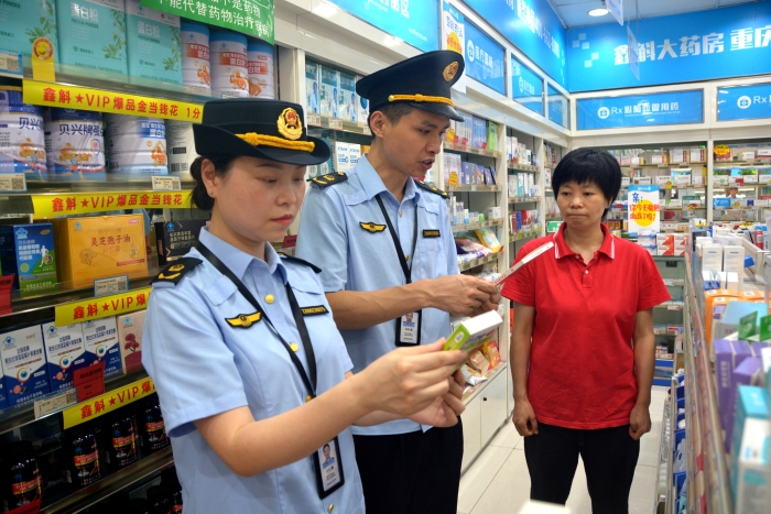 圖為6月18日，該局執(zhí)法人員在一家藥店對是否銷售回流藥進(jìn)行核查。（通訊員 文光輝攝）