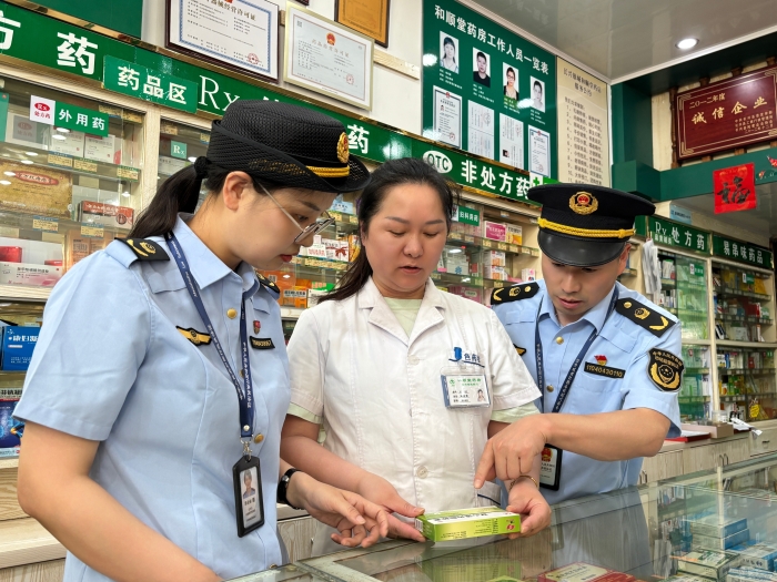 圖為該局執(zhí)法人員在一家藥店檢查。（郭亞麗 孫建新 攝）