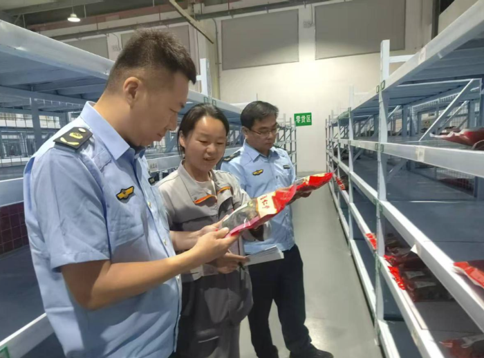 圖為監(jiān)管人員在倉庫檢查藥品儲存情況。