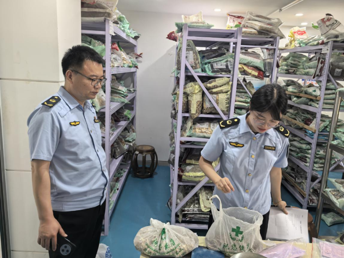 天津市藥監(jiān)局第三監(jiān)管辦聯(lián)合六個區(qū)市場監(jiān)管局深入實施藥品監(jiān)管“清源”行動01