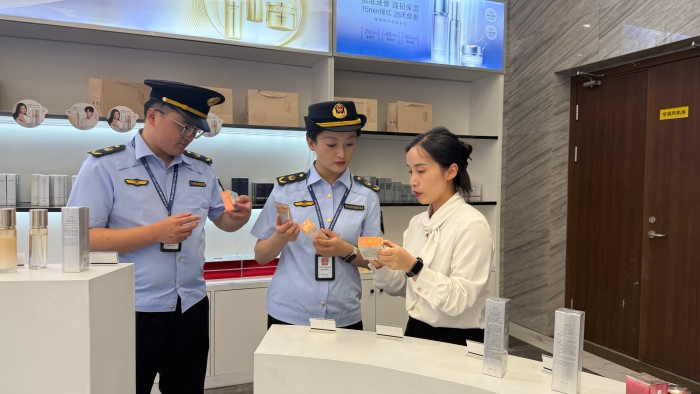 湖州吳興區(qū)開(kāi)展夏季化妝品專(zhuān)項(xiàng)檢查行動(dòng)3