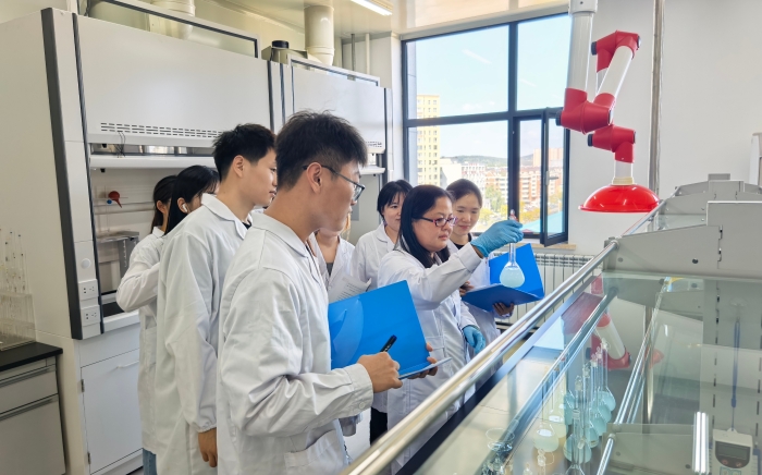 圖為吉林市食品藥品檢驗(yàn)所邀請(qǐng)高校學(xué)子沉浸式探訪實(shí)驗(yàn)室