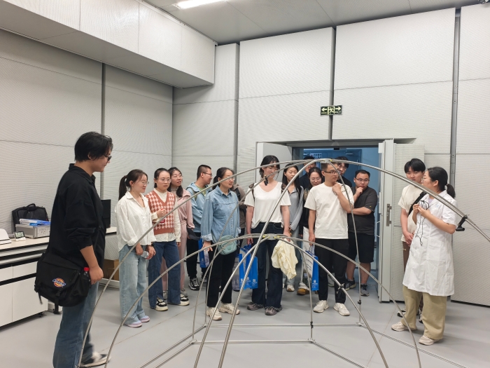 圖為醫(yī)療器械生產(chǎn)經(jīng)營企業(yè)、蘭州大學(xué)師生代表現(xiàn)場(chǎng)參觀了解醫(yī)療器械檢驗(yàn)檢測(cè)儀器設(shè)備和工作流程。     馮媛攝