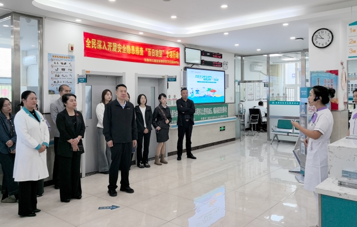 圖為學員赴長春市二道區(qū)長青社區(qū)衛(wèi)生服務中心觀摩醫(yī)療機構藥房規(guī)格化建設情況。