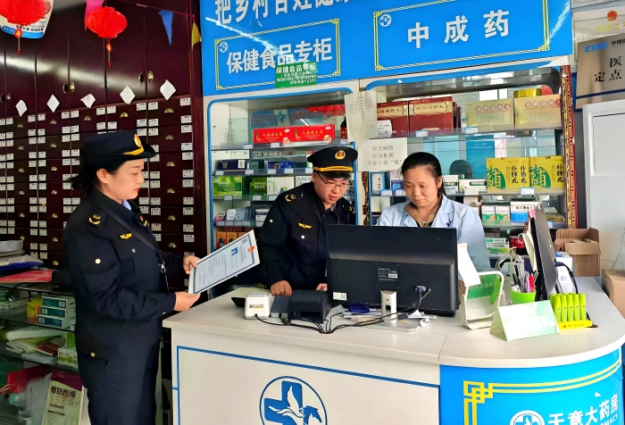 圖為10月22日，該局監(jiān)管人員在一家藥店通過核查處方，檢查執(zhí)業(yè)藥師是否在崗履職