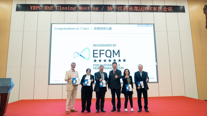 圖為EFQM RbE評審專家組在現(xiàn)場的合影。