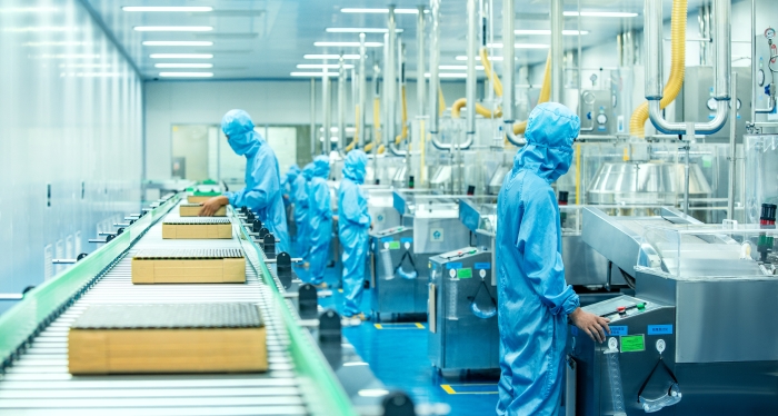 數(shù)字賦能高質(zhì)量生產(chǎn)，圖為揚(yáng)子江藥業(yè)集團(tuán)生產(chǎn)車間。