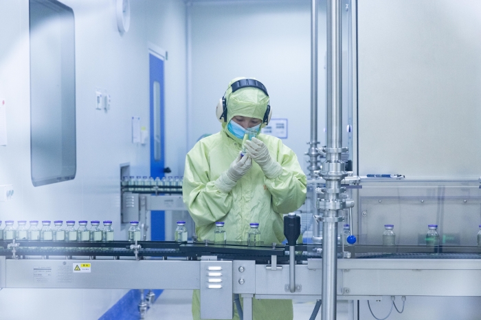 揚(yáng)子江藥業(yè)集團(tuán)把質(zhì)量要求落實(shí)到藥品生產(chǎn)管理的各個(gè)環(huán)節(jié)，圖為生產(chǎn)車間員工檢查產(chǎn)品包裝情況。