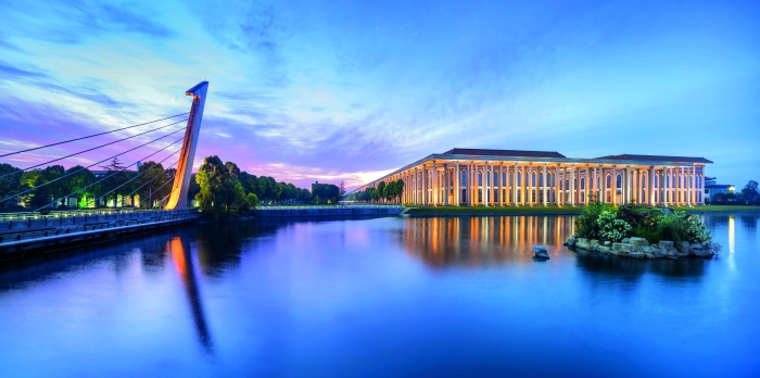 揚(yáng)子江藥業(yè)集團(tuán)關(guān)注消費(fèi)者、用戶、員工、社區(qū)、環(huán)境等利益相關(guān)方的訴求，將ESG理念融入公司經(jīng)營管理實(shí)踐，圖為集團(tuán)廠區(qū)一角。