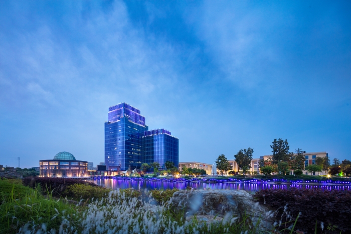 揚(yáng)子江藥業(yè)集團(tuán)堅(jiān)持守正創(chuàng)新，高質(zhì)量推進(jìn)新藥研發(fā)，圖為集團(tuán)藥物研究院大樓。