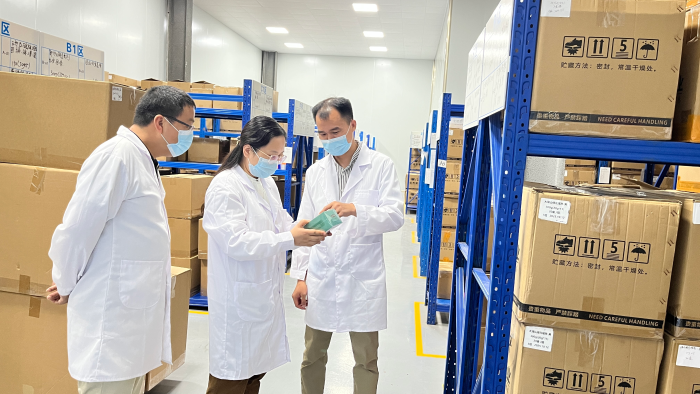 廣西藥監(jiān)局技術(shù)專家到瑤浴粉生產(chǎn)企業(yè)進行技術(shù)指導(dǎo)