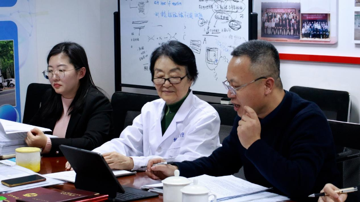 圖為山東省醫(yī)療器械審評查驗中心工作人員在企業(yè)開展現(xiàn)場輔導。