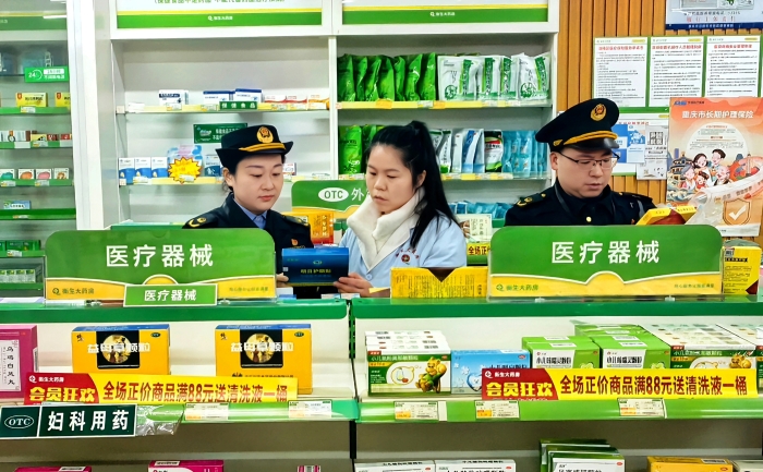 圖為1月29日，執(zhí)法人員在一家醫(yī)療器械銷售單位檢查醫(yī)療器械質(zhì)量。