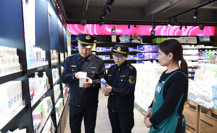 圖為1月30日，開封市市場監(jiān)管局執(zhí)法人員在一家商超化妝品專柜檢查標(biāo)簽標(biāo)識是否規(guī)范完整。