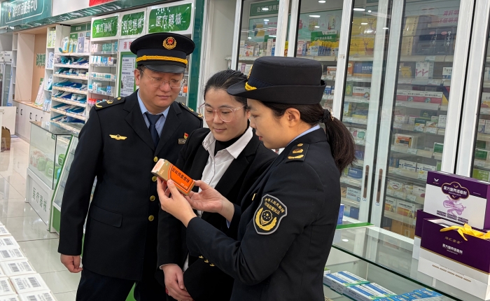 圖為2月4日，該局執(zhí)法人員在一家連鎖超市檢查藥品陳列情況。（王悅 攝）