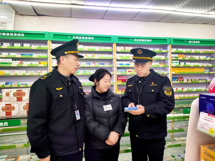 圖為2月4日，執(zhí)法人員在一家藥店通過標(biāo)簽標(biāo)識核查藥品質(zhì)量