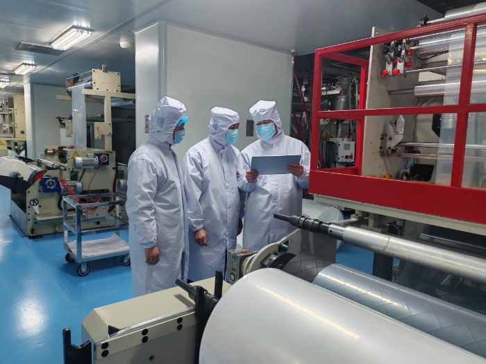 圖為第三分局執(zhí)法人員在一家藥包材生產(chǎn)企業(yè)車間現(xiàn)場(chǎng)檢查。（許馨寧 攝）