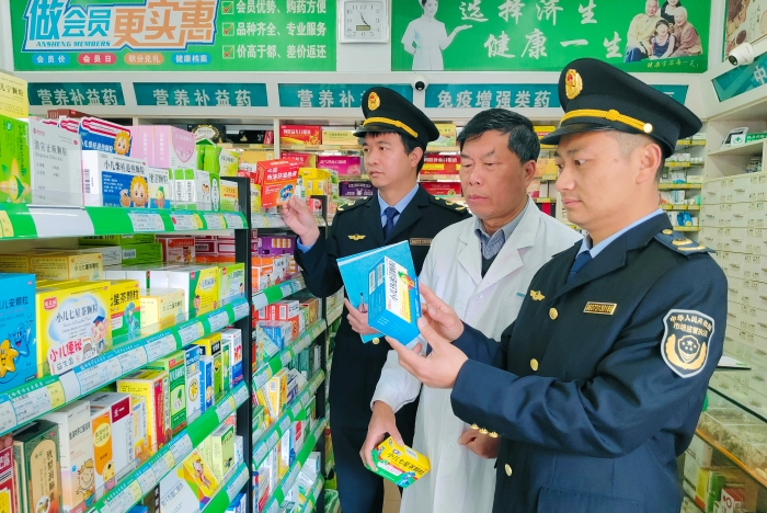 圖為執(zhí)法人員在疫苗接種單位進行檢查。