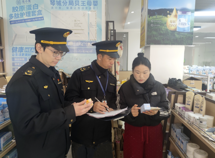 圖為執(zhí)法人員在一家母嬰用品店檢查幼兒護(hù)膚品注冊備案情況。（鄢國卿 攝）