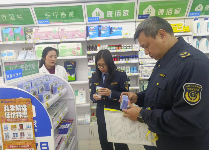 圖為該局執(zhí)法人員在一家藥店檢查藥品質(zhì)量。