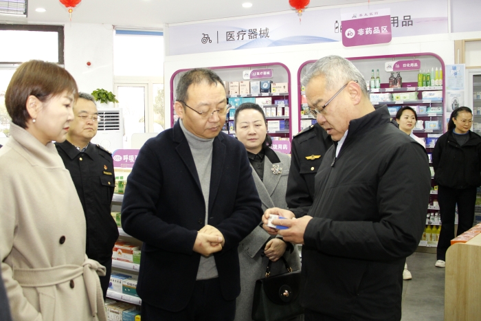 圖為陜西省藥監(jiān)局黨組書記、局長馮鋒（右一）一行在零售藥店現(xiàn)場檢查藥品質量管理措施落實情況。（賀一辰攝）