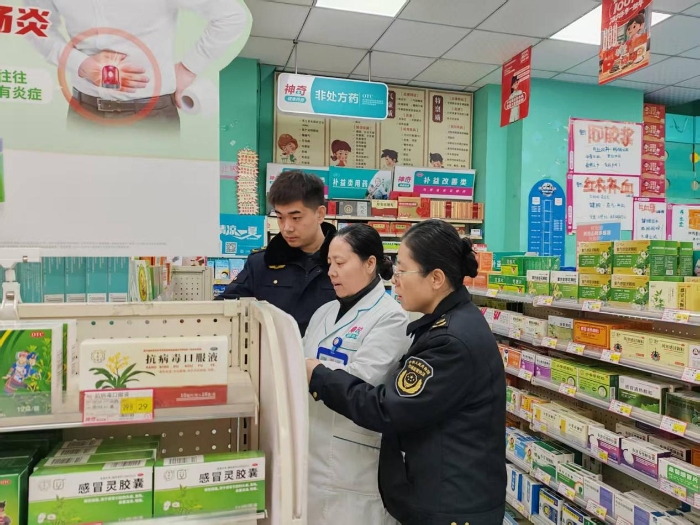 圖為執(zhí)法人員在一家藥品零售連鎖門店現(xiàn)場檢查。（張婷 攝）
