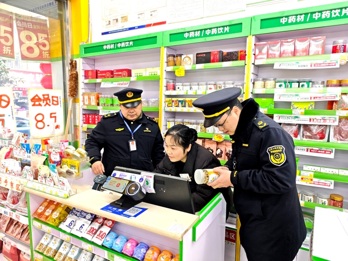 圖為該局監(jiān)管人員在一家藥店檢查中藥飲片的進(jìn)貨來(lái)源和銷售記錄