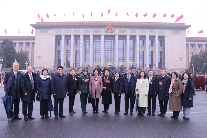 圖為3月4日下午，全國政協(xié)十四屆四次會議在北京人民大會堂開幕。全國政協(xié)醫(yī)衛(wèi)界部分委員步入會場前合影留念。 (記者李易真 攝)