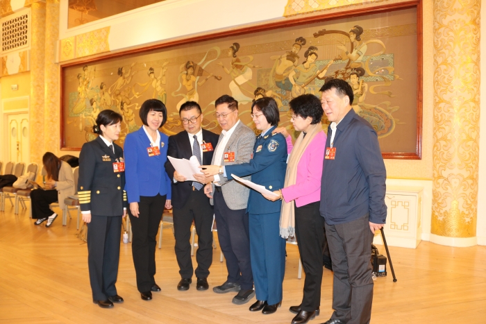 3月5日下午，全國政協(xié)十四屆四次會議舉行小組會議，審議政協(xié)常委會工作報告和提案工作情況的報告。圖為全國政協(xié)醫(yī)衛(wèi)界部分委員在小組會議上討論報告。（記者李易真 攝）