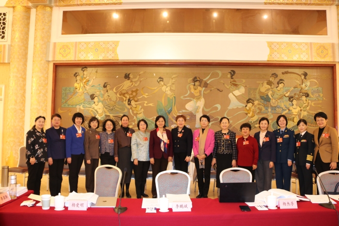 3月6日上午，全國政協(xié)十四屆四次會議舉行小組會議，討論政府工作報告、審議政協(xié)常委會工作報告。圖為全國政協(xié)醫(yī)衛(wèi)界部分女委員在會議休息期間合影。（記者李易真 攝）