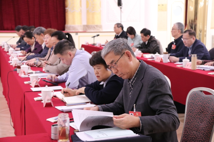 3月6日上午，全國政協(xié)十四屆四次會議舉行小組會議，討論政府工作報告、審議政協(xié)常委會工作報告。圖為全國政協(xié)醫(yī)衛(wèi)界部分委員在會議休息期間討論報告。（記者李易真 攝）