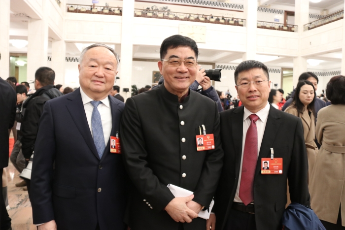 3月5日，十四屆全國人大四次會議在京開幕。全國人大代表、山東百多安醫(yī)療器械股份有限公司首席科學家張海軍，全國政協(xié)委員、中國科學院院士、復旦大學附屬中山醫(yī)院心內(nèi)科主任葛均波等人在步入人民大會堂后合影留念。