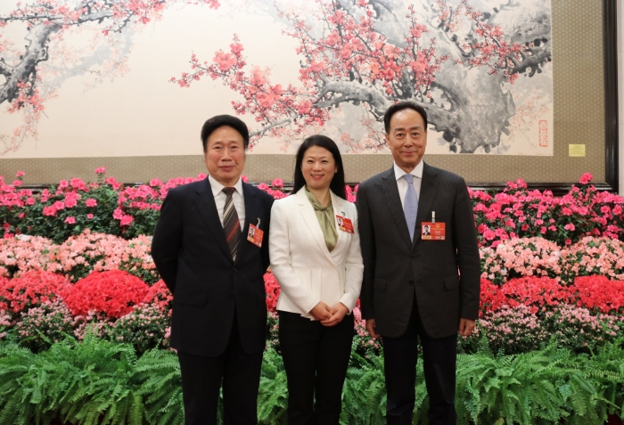 3月5日，十四屆全國人大四次會議在京開幕。全國人大代表、浙江中醫(yī)藥大學附屬第三醫(yī)院院長助理陳瑋，全國人大代表、上海中醫(yī)藥大學附屬岳陽中西醫(yī)結合醫(yī)院首席教授吳煥淦和全國人大代表、北京信利律師事務所首席合伙人閻建國在步入人民大會堂后合影留念。
