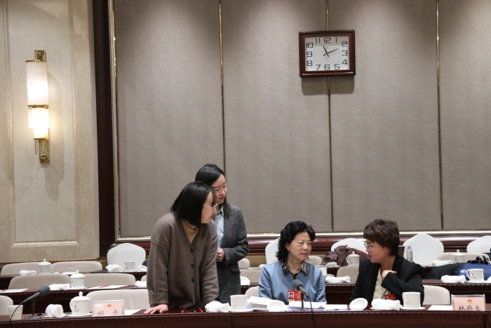 3月7日上午，十四屆全國人大四次會議北京市代表團舉行代表小組會議，審查計劃報告和草案、預算報告和草案。當天上午會議結束后，全國人大代表，北京金象復星醫(yī)藥股份有限公司白塔寺藥店總藥劑師、執(zhí)業(yè)藥師張海鷗與部分代表、媒體仍在繼續(xù)討論。